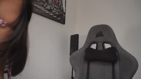 Snapshot of little_eli chatting on 11/30/25, 07:18 Help me reach 100 likes online show from 11/30/25, 07:18