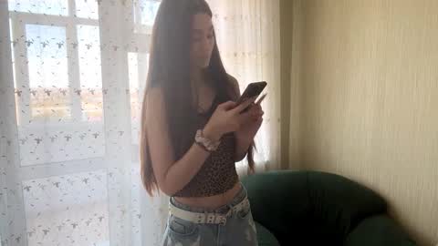 Snapshot of little_ieity chatting on 10/10/25, 04:44 Viiola online show from 10/10/25, 04:44