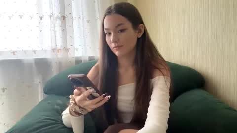 Snapshot of little_ieity chatting on 10/13/25, 04:23 Viiola online show from 10/13/25, 04:23