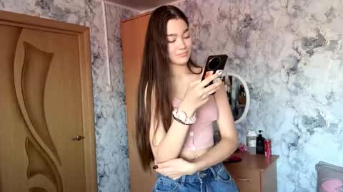 Snapshot of little_ieity chatting on 10/16/25, 04:24 Viiola online show from 10/16/25, 04:24