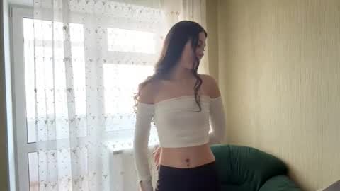 Snapshot of little_ieity chatting on 10/22/25, 04:35 Viiola online show from 10/22/25, 04:35