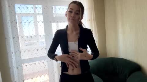 Snapshot of little_ieity chatting on 10/23/25, 03:17 Viiola online show from 10/23/25, 03:17