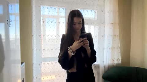 Snapshot of little_ieity chatting on 10/31/25, 03:29 Viiola online show from 10/31/25, 03:29