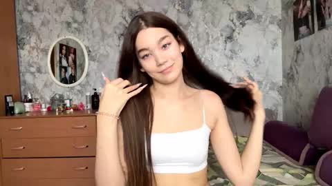 Snapshot of little_ieity chatting on 11/29/25, 05:10 Viiola online show from 11/29/25, 05:10