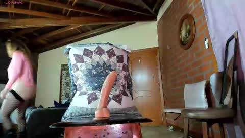 Izzi online show from 02/19/25, 08:41