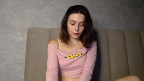 Snapshot of little_mia__ chatting on 10/21/25, 09:04 Mia   Im online every day 1530 PM in New York  2030 PM in London online show from 10/21/25, 09:04