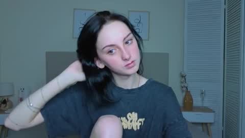 little_mollee online show from 11/17/25, 04:40