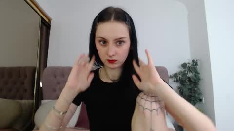 little_mollee online show from 12/02/25, 10:27
