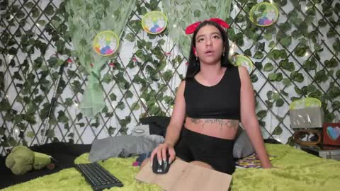 Snapshot of little_peachhh chatting on 04/09/26, 11:04 Mia online show from 04/09/26, 11:04