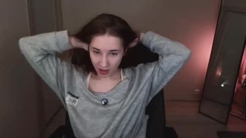 Snapshot of little_pretty_woman chatting on 10/11/25, 06:06 little_pretty_woman online show from 10/11/25, 06:06