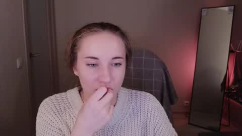 Snapshot of little_pretty_woman chatting on 10/22/25, 07:02 little_pretty_woman online show from 10/22/25, 07:02