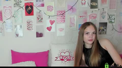 Snapshot of little_radiant_sun chatting on 10/14/25, 09:32 Kriss online show from 10/14/25, 09:32