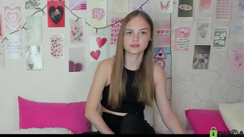 Snapshot of little_radiant_sun chatting on 10/18/25, 08:26 Kriss online show from 10/18/25, 08:26