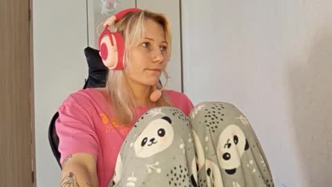 Snapshot of little_soyia chatting on 10/11/25, 08:35 Lana online show from 10/11/25, 08:35