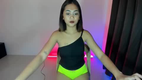 Snapshot of little_sunshine18 chatting on 03/22/26, 12:30 shine online show from 03/22/26, 12:30