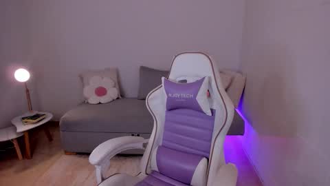 Snapshot of little_xioo chatting on 10/24/25, 01:51 Xiom online show from 10/24/25, 01:51