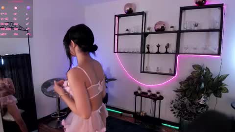 Snapshot of little_xioo chatting on 12/13/25, 08:47 Xiom online show from 12/13/25, 08:47