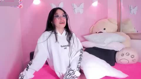 Snapshot of littlearii chatting on 09/09/25, 12:05 Ari online show from 09/09/25, 12:05