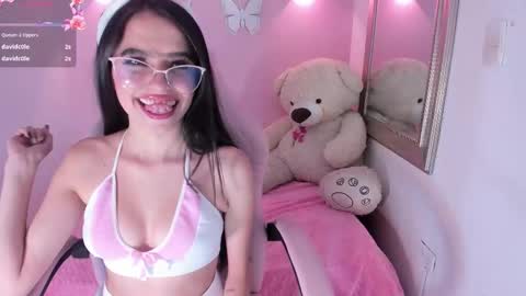 Snapshot of littlearii chatting on 09/27/25, 07:08 Ari online show from 09/27/25, 07:08