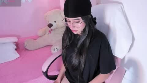 Snapshot of littlearii chatting on 10/03/25, 07:11 Ari online show from 10/03/25, 07:11