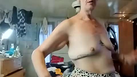 Snapshot of littlebigsquirt7945 chatting on 09/27/25, 12:21 Sady Jayne online show from 09/27/25, 12:21