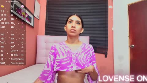 Snapshot of littlee_emilyy_ chatting on 12/29/24, 01:28 Emily  online show from 12/29/24, 01:28