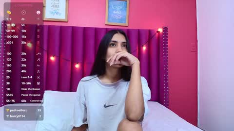 Snapshot of littlee_emilyy_ chatting on 01/28/25, 02:53 Emily  online show from 01/28/25, 02:53