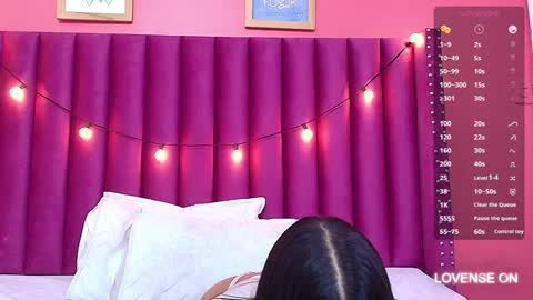 Snapshot of littlee_emilyy_ chatting on 01/28/25, 05:54 Emily  online show from 01/28/25, 05:54