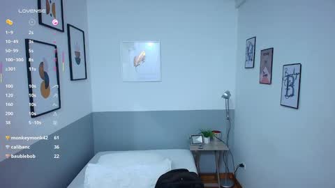 Snapshot of littlee_emilyy_ chatting on 02/18/25, 02:59 Emily  online show from 02/18/25, 02:59