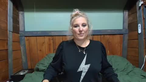 Snapshot of littlelisa1 chatting on 10/07/25, 05:10 lisanixs online show from 10/07/25, 05:10