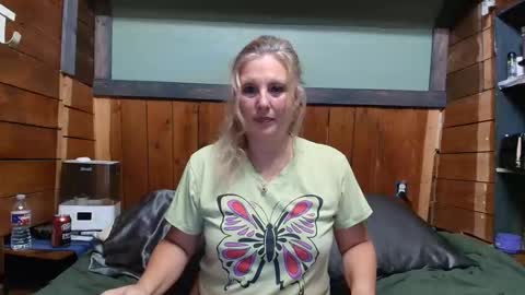 Snapshot of littlelisa1 chatting on 04/17/26, 04:10 lisanixs online show from 04/17/26, 04:10
