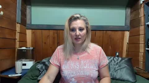 Snapshot of littlelisa1 chatting on 04/25/26, 04:15 lisanixs online show from 04/25/26, 04:15