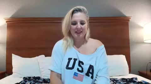 Snapshot of littlelisa1 chatting on 04/28/26, 02:27 lisanixs online show from 04/28/26, 02:27