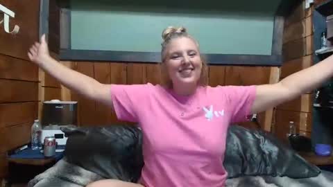 Snapshot of littlelisa1 chatting on 05/17/26, 02:42 lisanixs online show from 05/17/26, 02:42