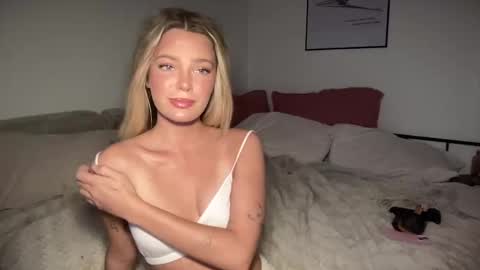 Snapshot of littlemaryjane19 chatting on 12/25/24, 11:53 Marciabrady online show from 12/25/24, 11:53