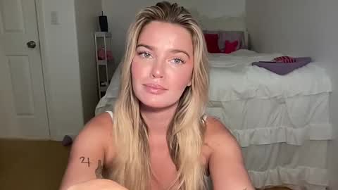 Snapshot of littlemaryjane19 chatting on 09/09/25, 07:02 Marciabrady online show from 09/09/25, 07:02