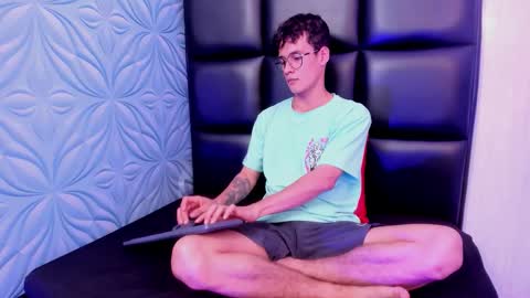 Snapshot of littlemax23 chatting on 09/09/25, 12:05 MAX online show from 09/09/25, 12:05