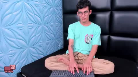 Snapshot of littlemax23 chatting on 09/24/25, 12:30 MAX online show from 09/24/25, 12:30