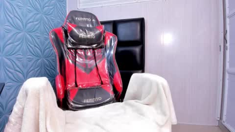 Snapshot of littlemax23 chatting on 11/01/25, 01:35 MAX online show from 11/01/25, 01:35