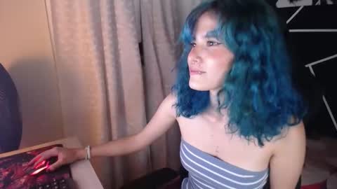 Snapshot of littlenami_ chatting on 09/26/25, 12:58 LAUREN online show from 09/26/25, 12:58