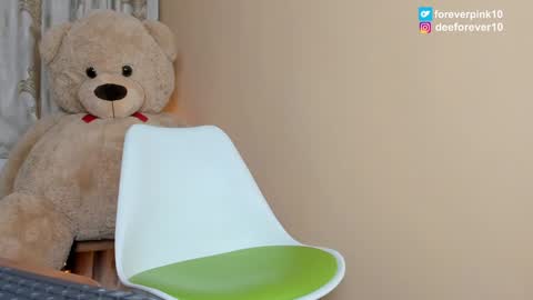 Snapshot of littlepinky77 chatting on 01/31/25, 10:42 Pinky online show from 01/31/25, 10:42