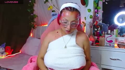 Snapshot of littlerouse_ chatting on 11/01/25, 01:07 Ruby Rouse online show from 11/01/25, 01:07