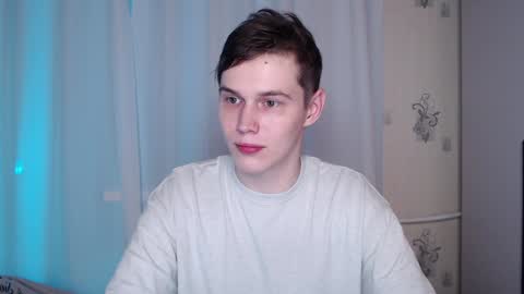 Snapshot of littlesadcabbage chatting on 12/24/24, 02:32 Sonnenschein online show from 12/24/24, 02:32