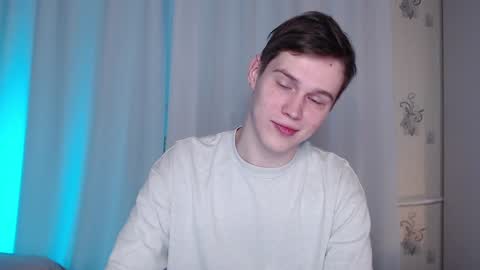 Snapshot of littlesadcabbage chatting on 01/04/25, 04:23 Sonnenschein online show from 01/04/25, 04:23