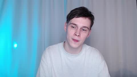 Snapshot of littlesadcabbage chatting on 03/08/25, 01:28 Sonnenschein online show from 03/08/25, 01:28