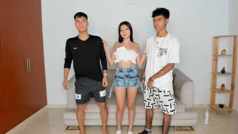 Snapshot of littlesexualworld chatting on 02/04/25, 01:38 - Eileen - Izzy - Stiven online show from 02/04/25, 01:38