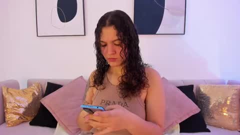 Snapshot of littlesoffi_gh chatting on 02/19/25, 08:22 online show from 02/19/25, 08:22