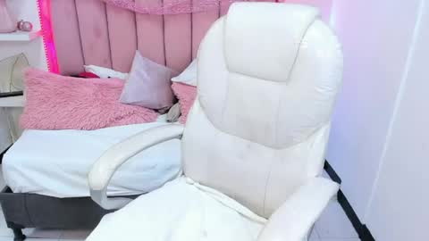 Snapshot of littlesofii chatting on 04/21/26, 10:45 sofii online show from 04/21/26, 10:45