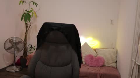 Snapshot of littlestellaspark chatting on 11/23/25, 06:19 littlestellaspark online show from 11/23/25, 06:19