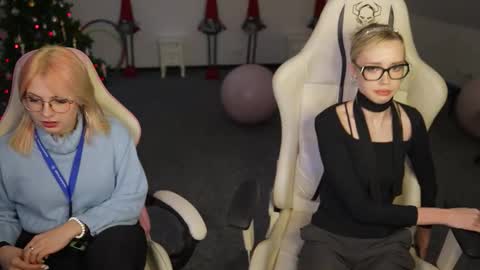 Snapshot of livehub054 chatting on 12/22/25, 11:18 Sheryl online show from 12/22/25, 11:18